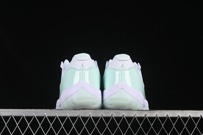 Air Jordan 11 Retro Low "Igloo"