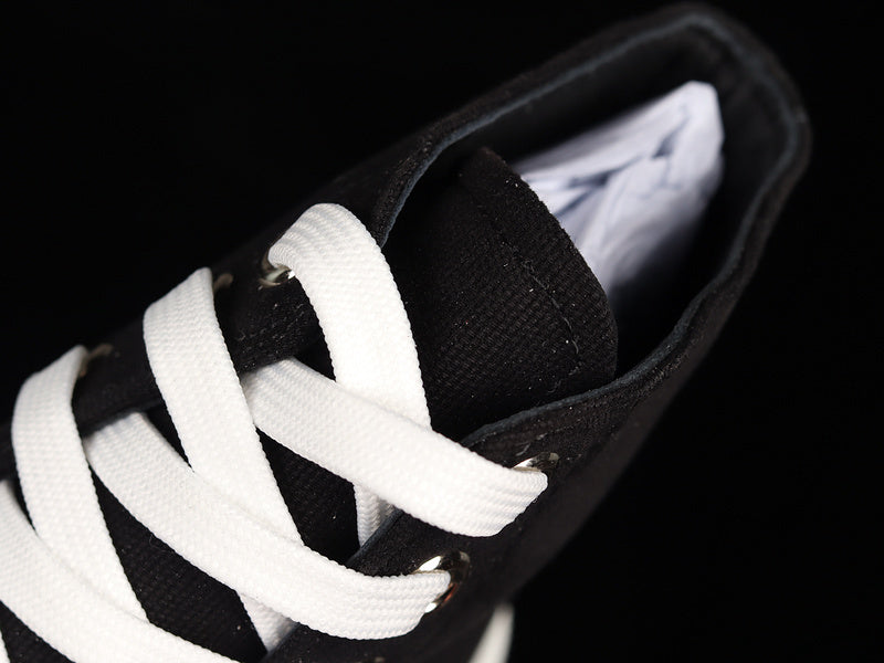 A McQ Tread Slick "Black/White"