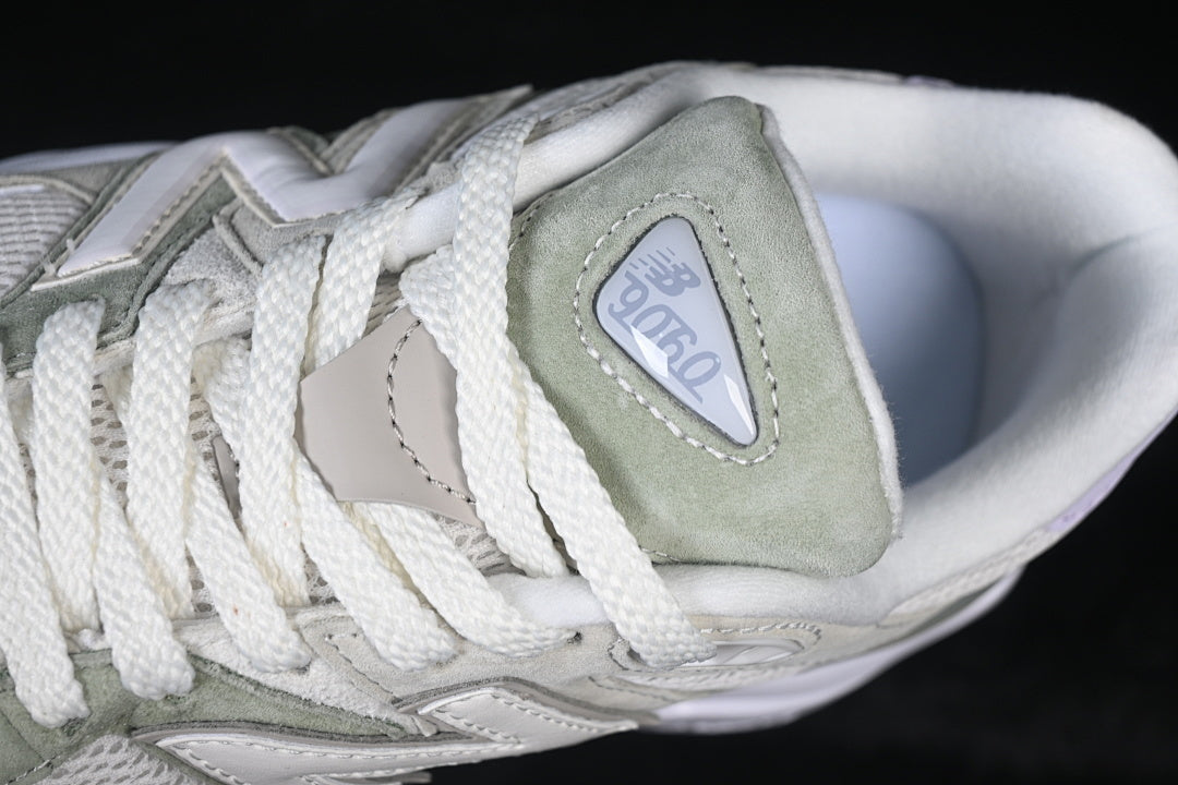 NB 9060  "Garter Snake with Pearl Grey"