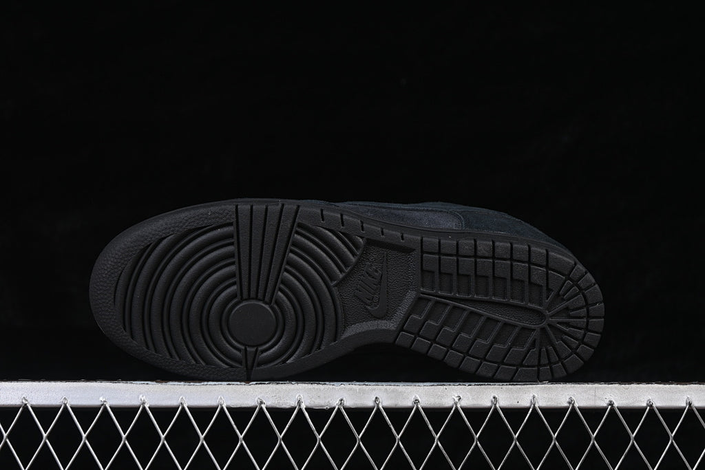 Nike SB Dunk Low "Triple Black"