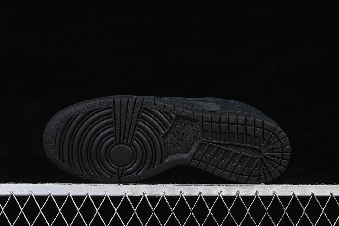 Nike SB Dunk Low "Triple Black"