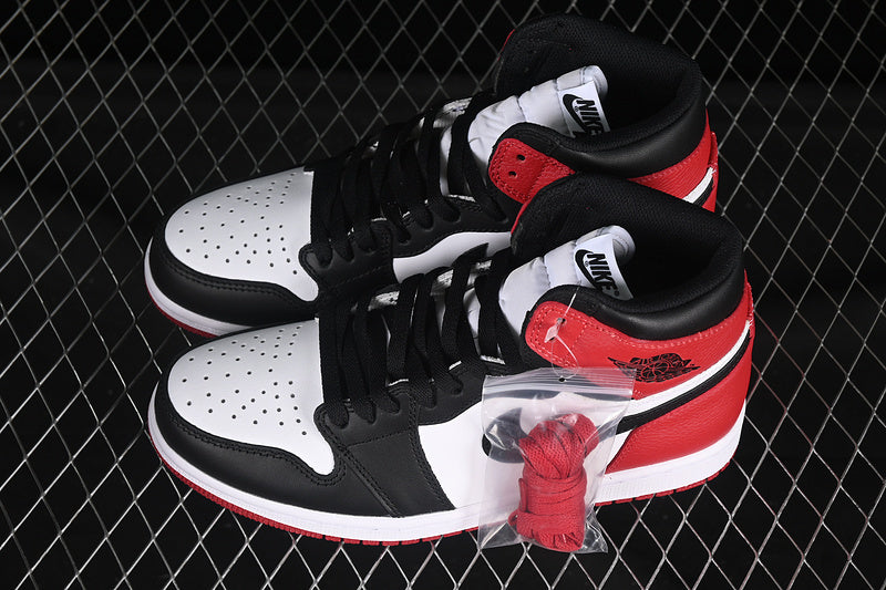 Air Jordan 1 Retro High OG "Black Toe"