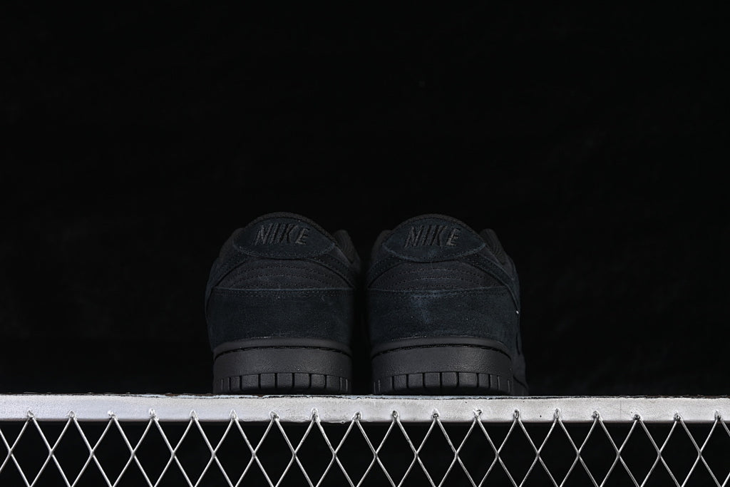 Nike SB Dunk Low "Triple Black"