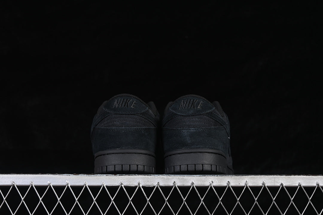 Nike SB Dunk Low "Triple Black"