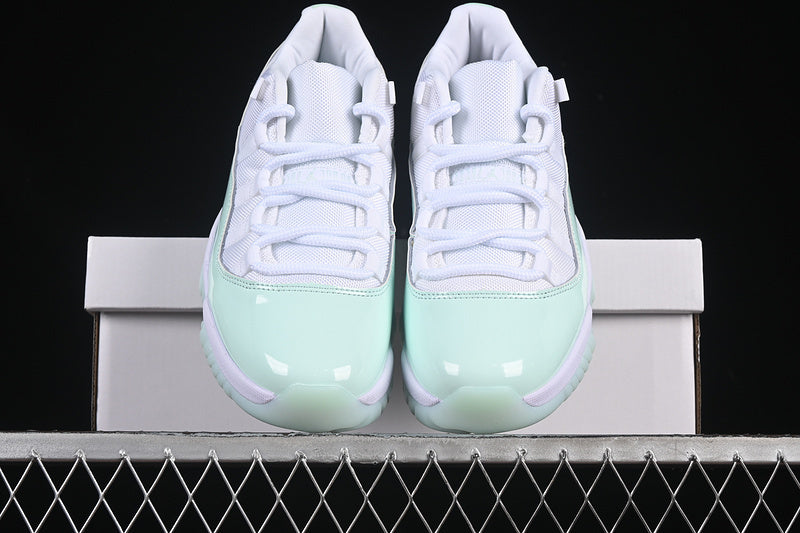 Air Jordan 11 Retro Low "Igloo"