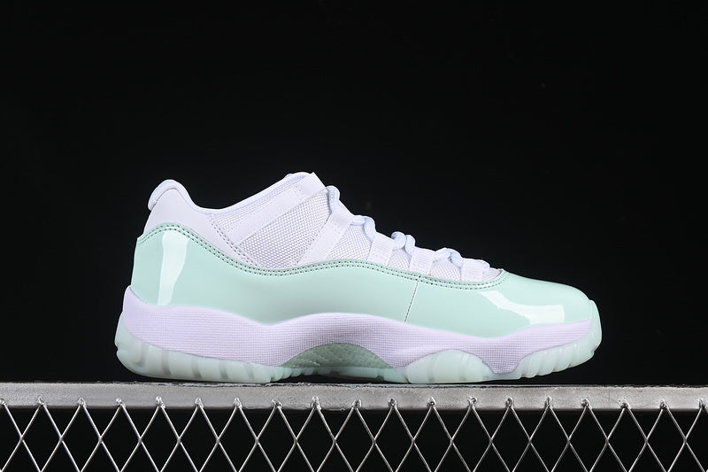 Air Jordan 11 Retro Low "Igloo"